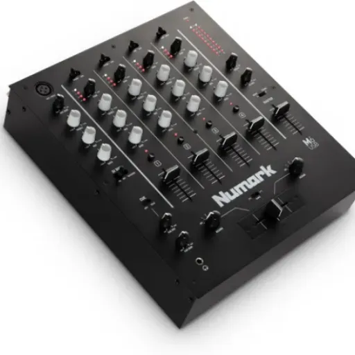 Avis Numark M6 USB : la table de mixage DJ 4 voies simple, solide et orientée PC