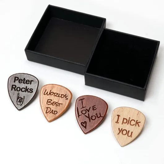 Médiator pour guitare en bois personnalisé + coffret cadeau - Concevez un présent unique - Gravure laser (Érable)