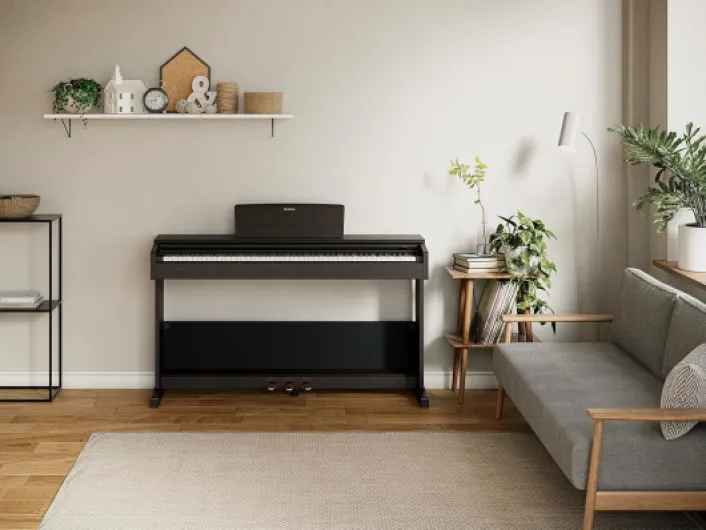 Yamaha ARIUS YDP-105 Piano Numérique - Piano d'Intérieur Moderne et Slim pour Débutants et Amateurs, Jouabilité de Piano Acoustique Authentique, en Bois de Rose YDP-105R Bois de Rose