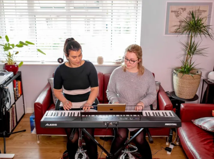 Recital Piano Numérique 88 Touches Semi-Lestées avec Enceintes Intégrées et Cours Gratuits Noir Unique