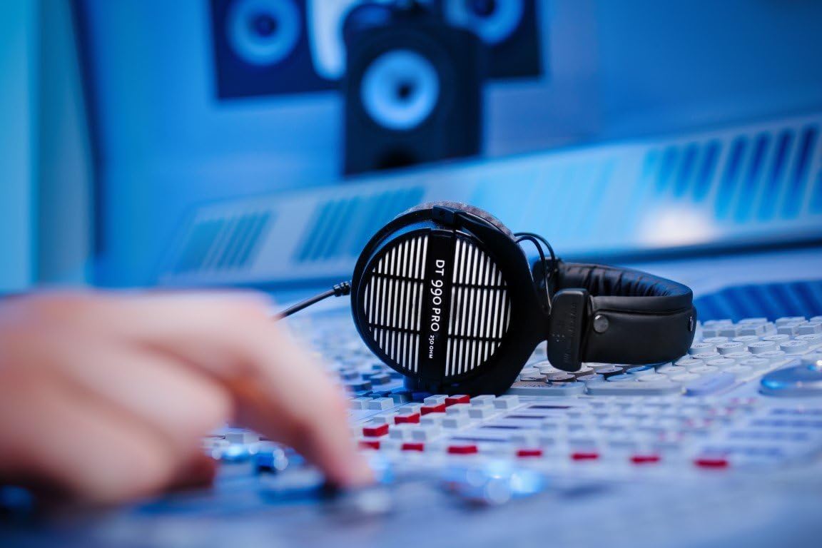 DT 990 Pro Casque de Studio Supra-auriculaire Filaire pour Le mixage, Le Mastering et Le Montage avec Une impédance de 250 ohms - Fabriqué en Allemagne.