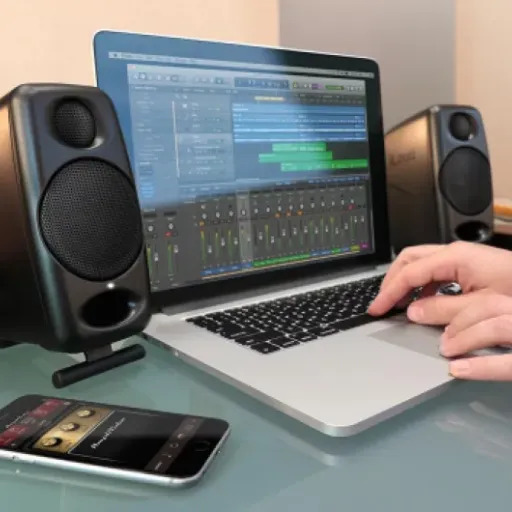 Test IK Multimedia iLoud Micro Monitor : de vraies enceintes de bureau pour bosser le son sans se ruiner en place