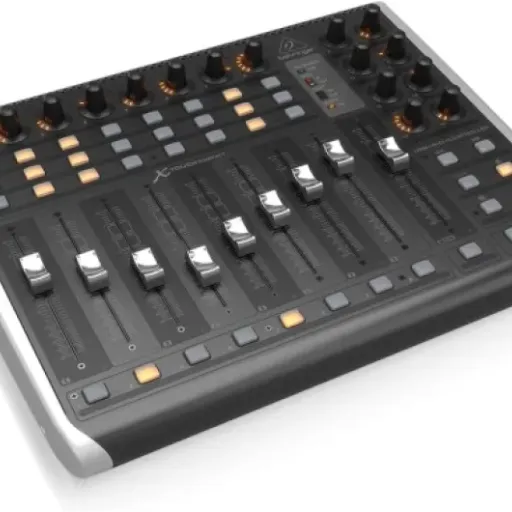 Test Behringer X-Touch Compact : le contrôleur motorisé qui fait le job sans ruiner ton setup