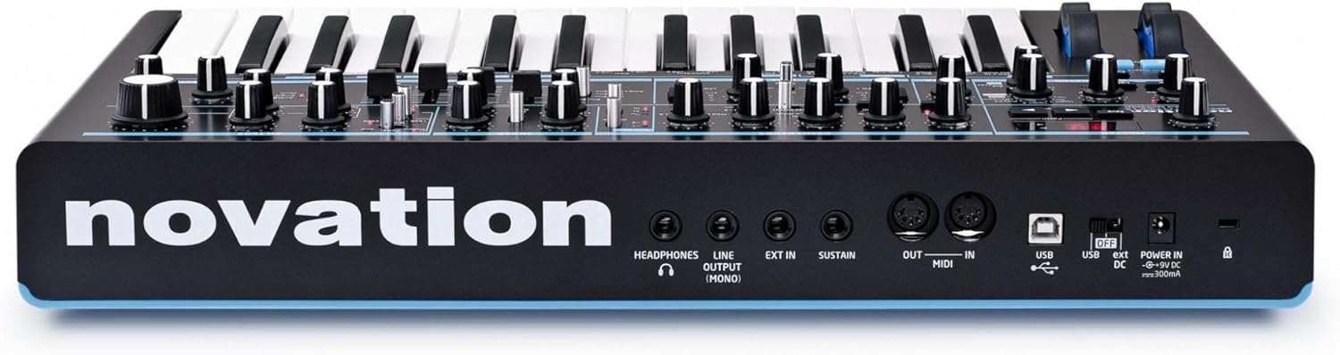 Synthétiseur monodique analogique Novation Bass Station II – inclut 64 patches d'origine, un arpégiateur et un step-séquenceur à patterns, deux oscillateurs ainsi qu'un sous-oscillateur supplémentaire
